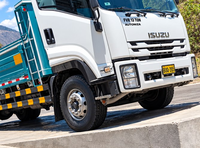 Camión Isuzu en operación